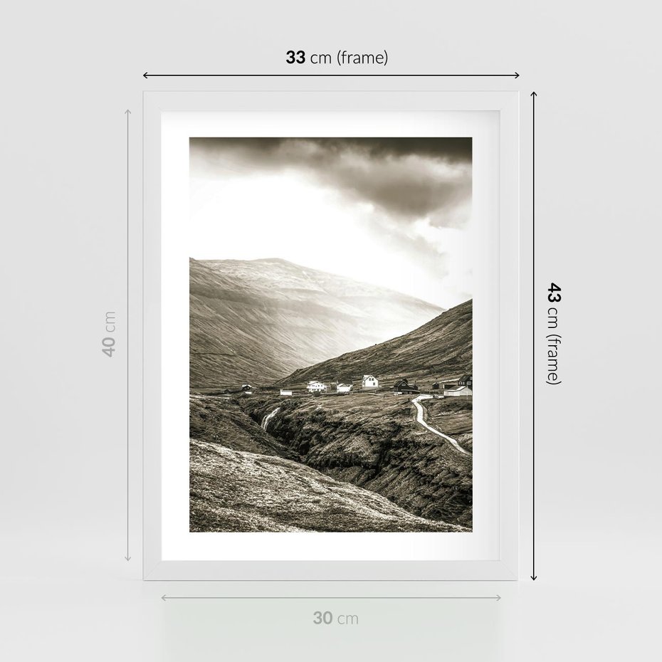 Plakat w ramie 30x40 - Domki w Górach - czarno biała fotografia, górski pejzaż - rama biała