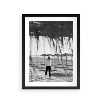 Plakat w ramie 50x70 - Wakacyjny Spacer - czarno białe zdjecie, plaża - rama czarna