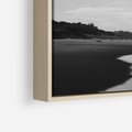 Obraz w ramie 70x50 - Nadmorska Melodia - czarno białe zdjęcie, plaża - rama drewno
