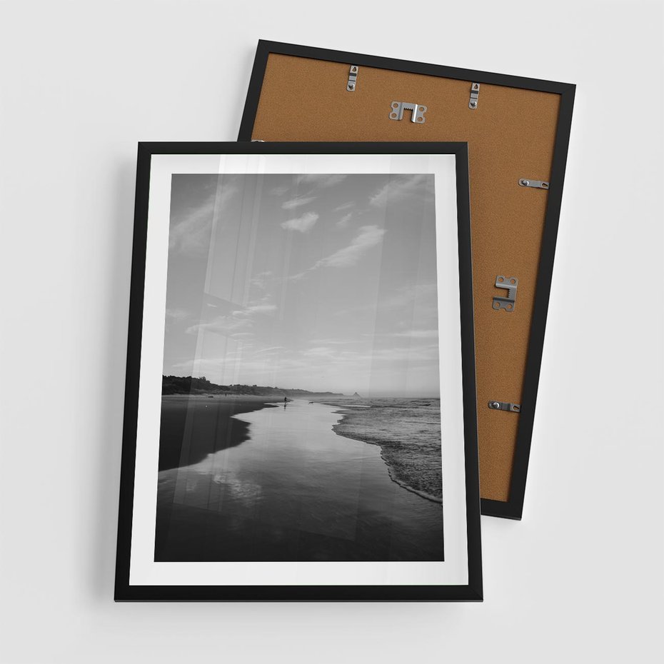 Plakat w ramie 50x70 - Nadmorska Melodia - czarno białe zdjęcie, plaża - rama czarna