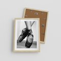 Plakat w ramie 30x40 - Taniec Zmysłów - artystyczne zdjęcie, odcienie szarości - rama drewno