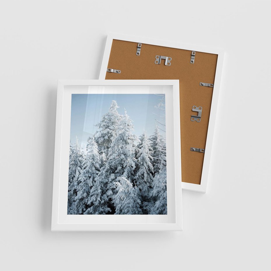 Plakat w ramie 40x50 - Magia Śnieżnych Drzew - zima, iglaste drzewa - rama biała