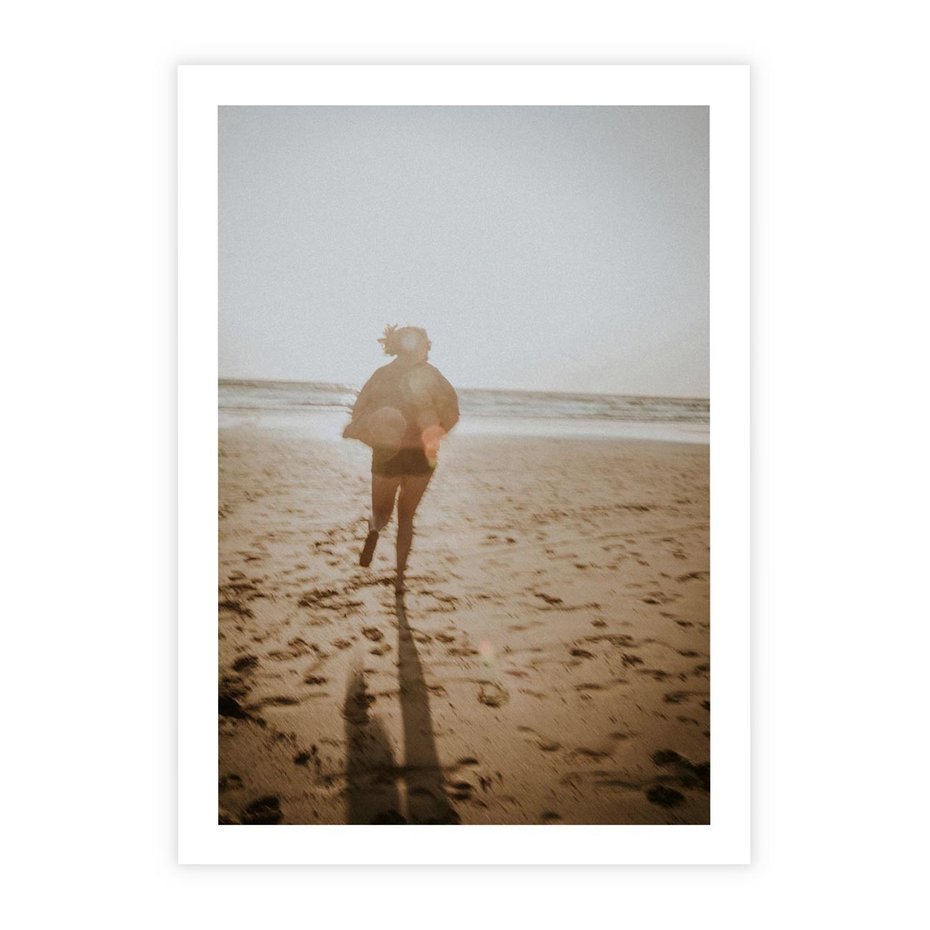 Plakat bez ramy 30x40 - O Zachodzie Słońca - klimatyczna fotografia, postać biegnie po plaży