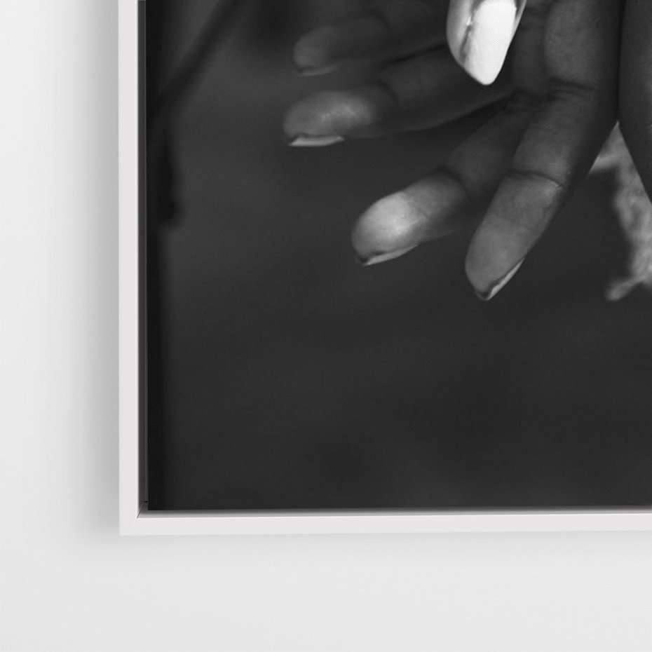 Obraz w ramie 80x120 - Splątane Uczucia - czarno biała fotografia, artystyczna - rama biała