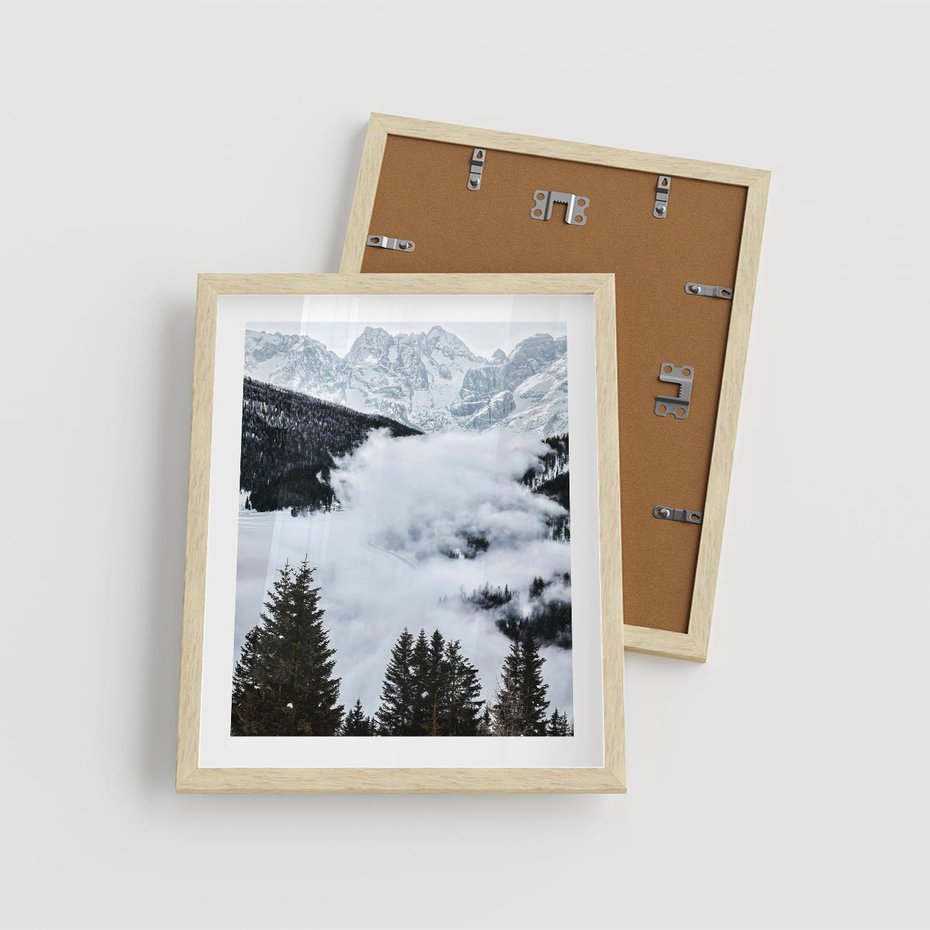 Plakat w ramie 40x50 - Zimowa Magia Gór: Śnieżne Szczyty - grajobraz górski, zima - rama drewno