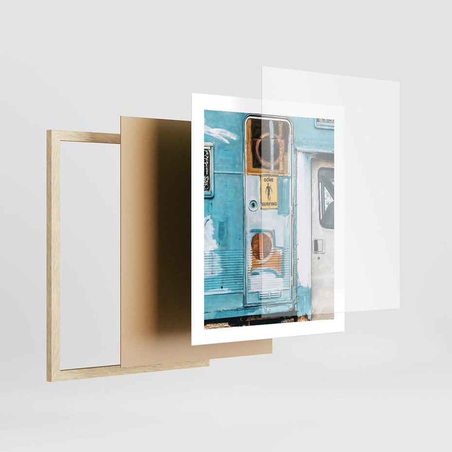 Plakat w ramie 40x50 - Nostalgiczna Podróż - stara przyczepa kempingowa, niebieskie kolory - rama drewno