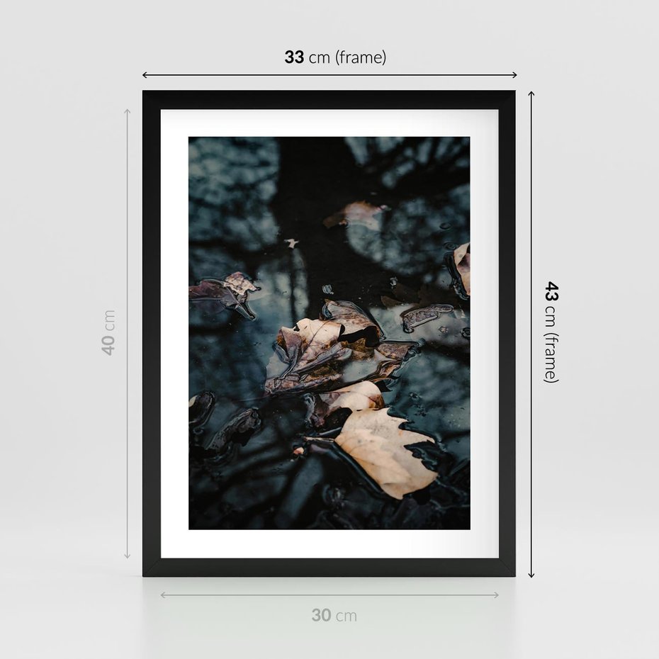 Plakat w ramie 30x40 - Jesienne Liście w Kałużach: Odbicie Natury - jesienne liście wkałuży, fotografia - rama czarna