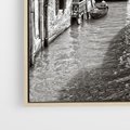 Obraz w ramie 80x120 - Weneckie Kanały - czarno białe zdjęcie, wenecja - rama drewno