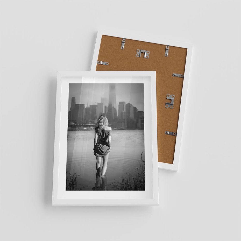 Plakat w ramie 30x40 - Kapiel w Mieście - czarno białe zdjęcie, kobieta wchodzi do wody - rama biała