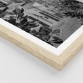 Plakat w ramie 50x70 - Nadmorska Uliczka - czarno białe zdjecie, uliczka w nadmorskim mieście - rama drewno