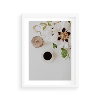 Plakat w ramie 50x70 - Bukiet Kwiatów i Kawa na Stole - fotografia, na stole bukiet - rama biała