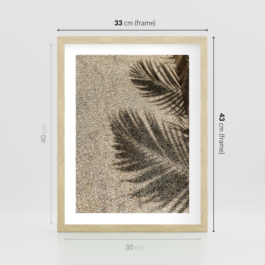 Plakat w ramie 30x40 - Plażowa Idylla - palma, cień na piasku - rama drewno