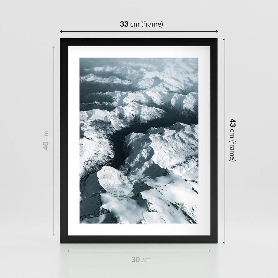 Plakat w ramie 30x40 - Ośnieżone Szczyty z Wysoka - ośnieżone szczyt górskie, zdjęcie z lotu ptaka - rama czarna