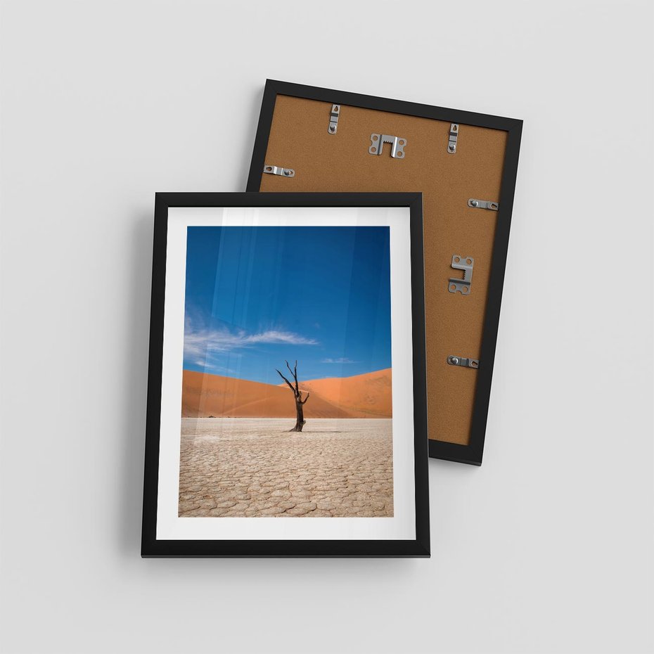 Plakat w ramie 30x40 - Słońce i Suche Drzewo - pustynia, suche - rama czarna