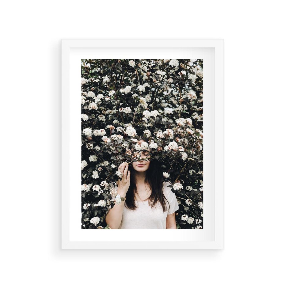 Plakat w ramie 30x40 - Kobieta w Krzewie Kwiatów - krzak z kwiatami, schowana za nim kobieta - rama biała