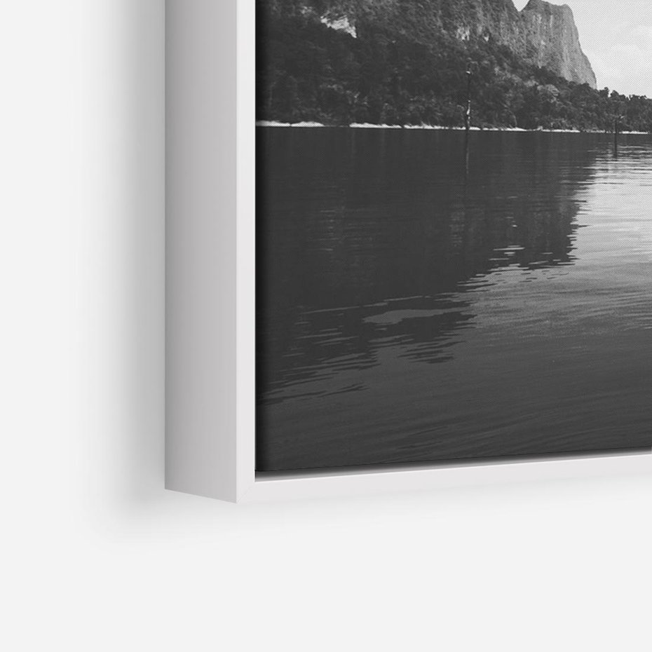 Obraz w ramie 120x80 - Beztroska Chwila - czarno biała fotografia, mężczyzna wesoło wskakuje do keziora w górach - rama biała