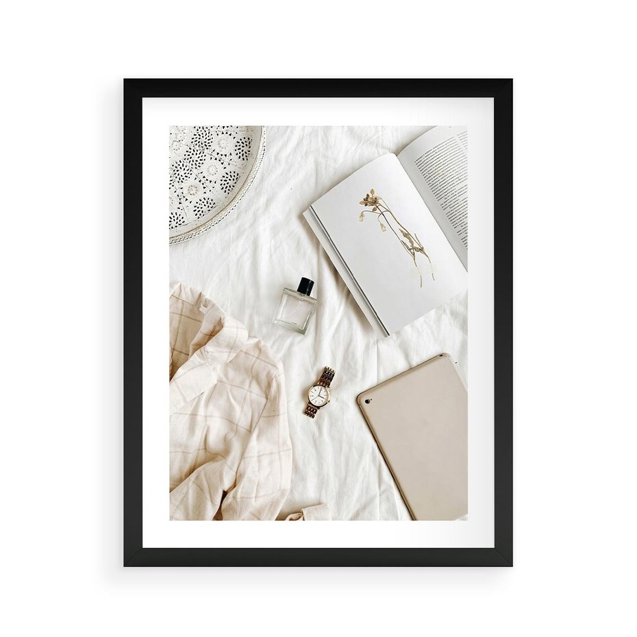 Plakat w ramie 40x50 - Perfumy, Książka i Moda - kobieca kompozycja, perfumy - rama czarna