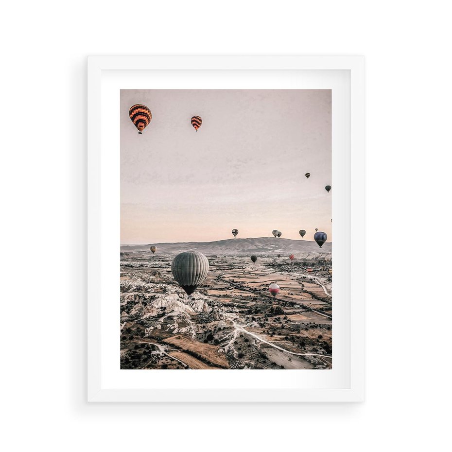 Plakat w ramie 40x50 - Wolność w Powietrzu - balony latające nas pustynnym krajbrazem, balony do latania - rama biała