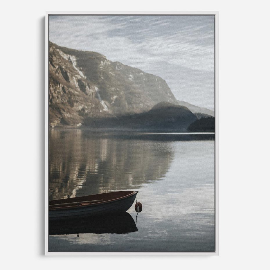 Obraz w ramie 70x100 - Refleksje Natury - morze, łódka - rama biała