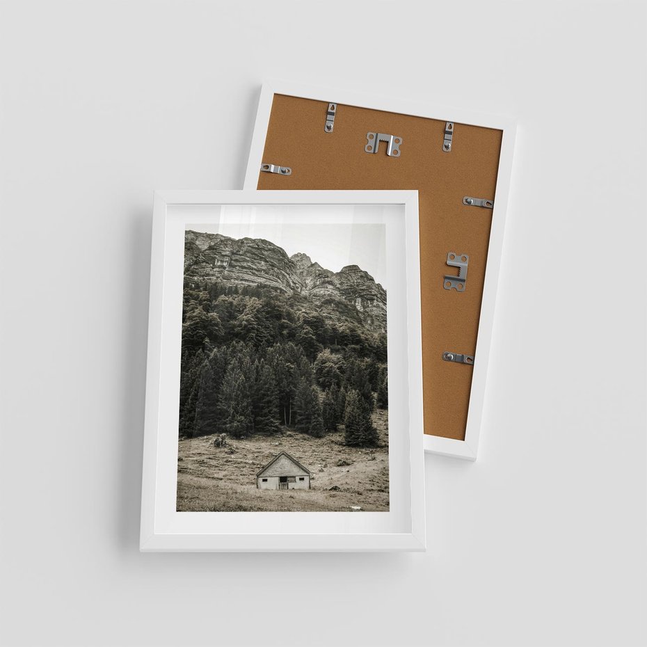 Plakat w ramie 30x40 - Dom w Odcieniach Natury - domek w górach, góry - rama biała