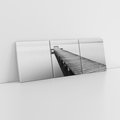 Obraz na płótnie 150x50 - Mglista Perspektywa - czarno biała fotografia, drewniany pomost na jeziorze
