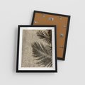 Plakat w ramie 40x50 - Plażowa Idylla - palma, cień na piasku - rama czarna