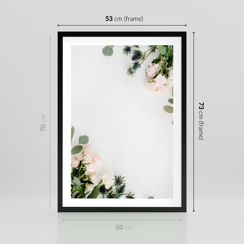 Plakat w ramie 50x70 - Kompozycja z Białych Róż i Eukaliptusa - kompozycja z białych kwiatów na białym tle, róże - rama czarna