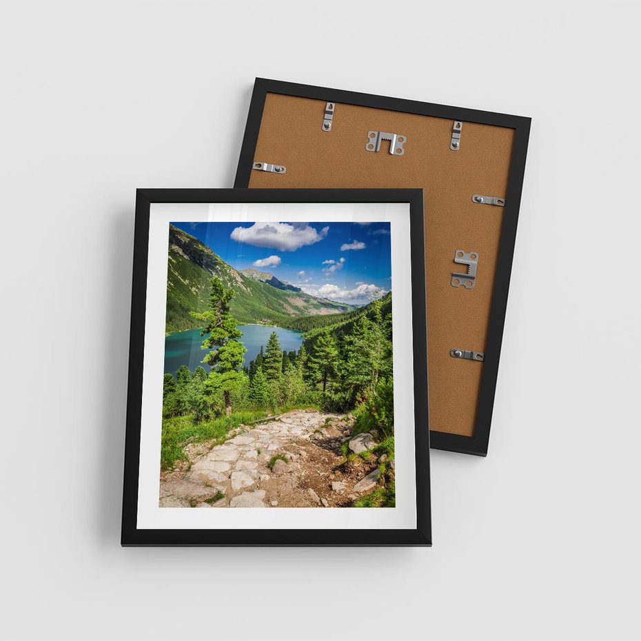 Plakat w ramie 40x50 - Jezioro górskie: harmonia natury - jezioro, góry - rama czarna