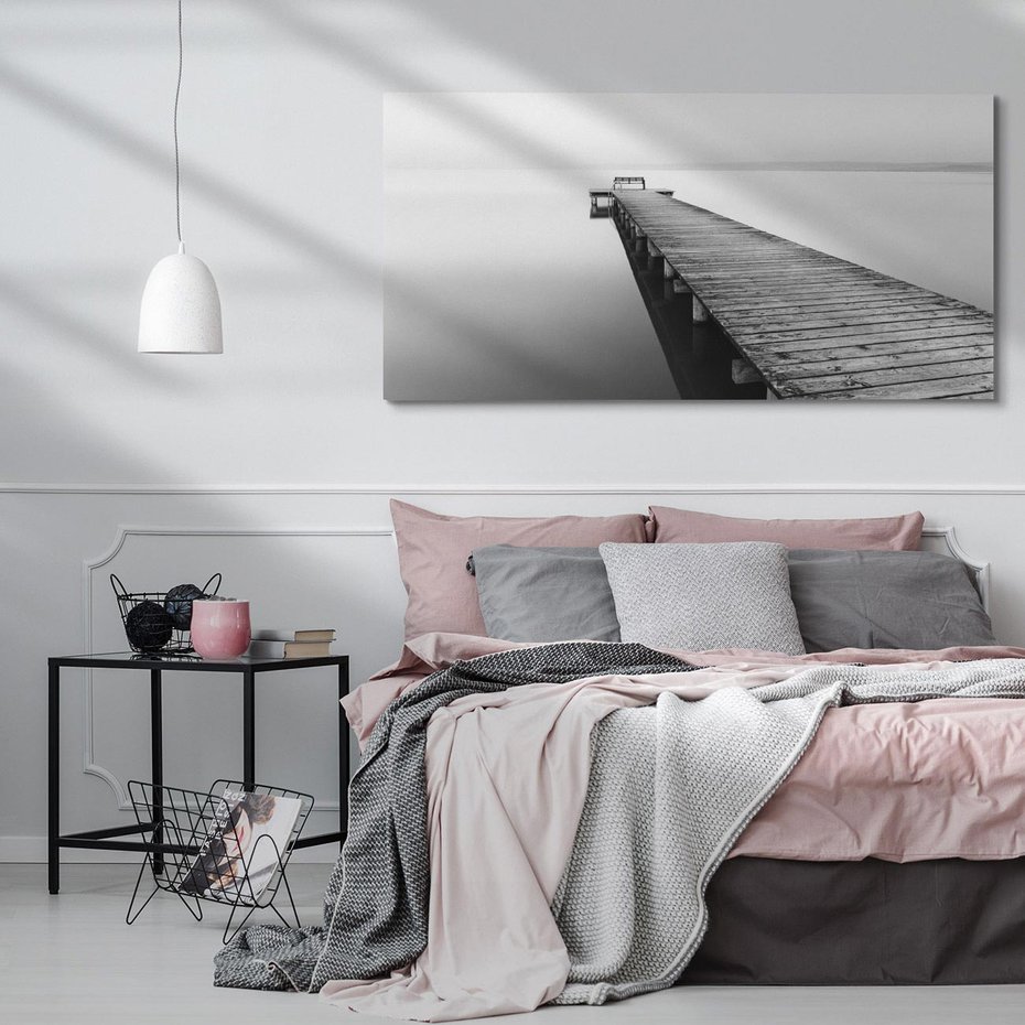 Obraz na płótnie 120x60 - Mglista Perspektywa - czarno biała fotografia, drewniany pomost na jeziorze