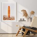 Plakat bez ramy 50x70 - Deska w Piasku: Gotowa na Fale - plaża, pomarańczowa deska surfingowa wbita w piasek