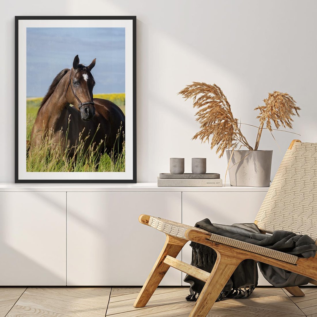 Plakat w ramie 40x50 - Siła i piękno natury - koń, łąka - rama czarna