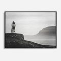 Obraz w ramie 70x50 - Melancholia Północy - czarnobiała fotografia, nadmorska latarnia na klifie - rama czarna