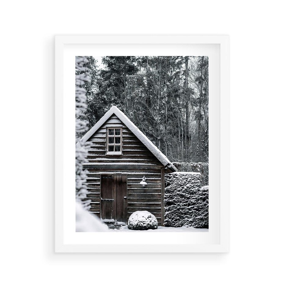 Plakat w ramie 40x50 - Zaklęta Zima - domek w lesie, śnieg - rama biała