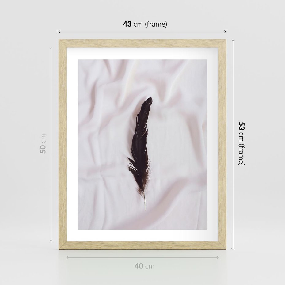 Plakat w ramie 40x50 - Prosta Elegancja - czarne pióro na białej pościeli, minimalizm - rama drewno