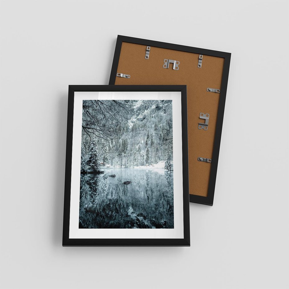 Plakat w ramie 30x40 - Zimowy Raj - zimowy górski krajobraz, jezioro w górach - rama czarna