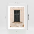 Plakat w ramie 30x40 - Urok Starego Okna z Zielonymi Okiennicami - stare okno, kamienica - rama biała