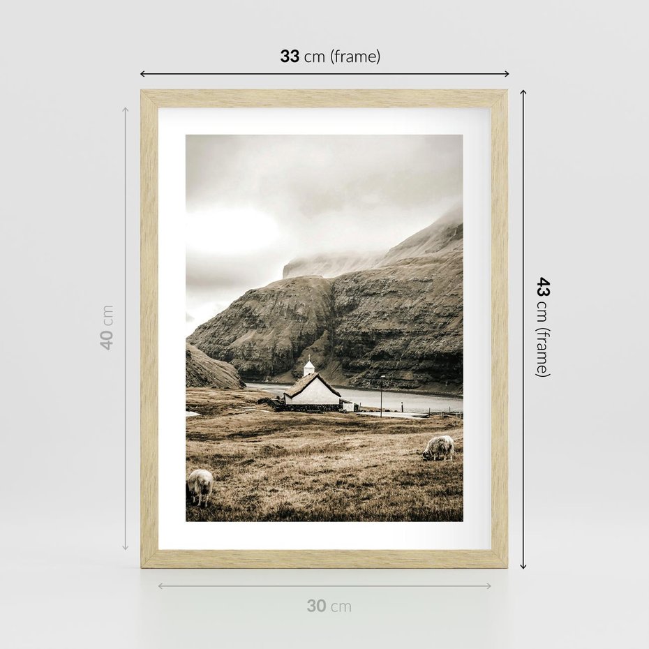 Plakat w ramie 30x40 - Kościół na Wzgórzu: Sepia Nostalgii - kościół w górach, na wzgórzu - rama drewno