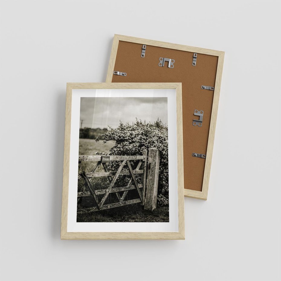 Plakat w ramie 30x40 - Wiejski Urok: Stary Płot i Kwitnący Krzew - rustykalne zdjęcie, stary płot - rama drewno