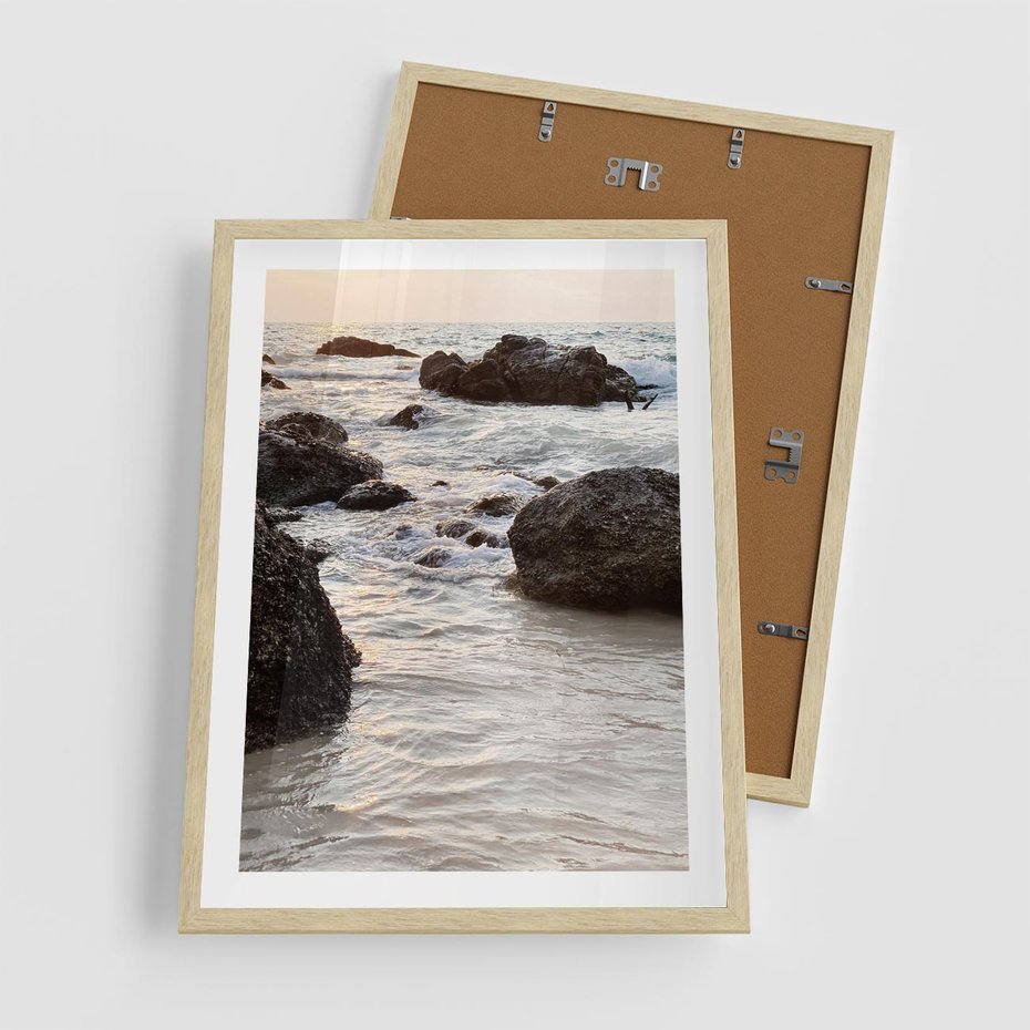 Plakat w ramie 50x70 - Dramatyczna Sceneria: Morze i Skały nad Brzegiem - fale, morze - rama drewno