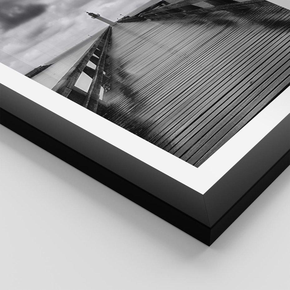 Plakat w ramie 30x40 - Romantyczny pomost z latarnią - pomost, latarnia - rama czarna