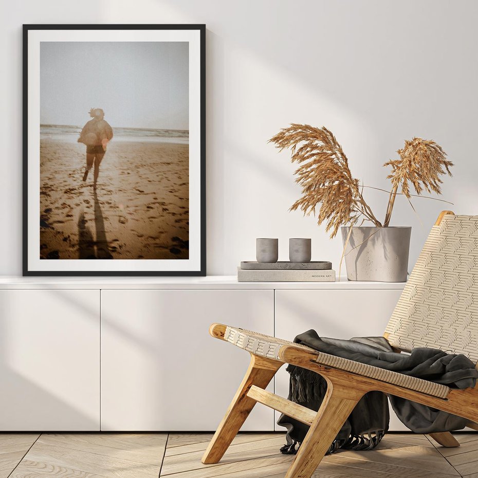 Plakat bez ramy 21x30 - O Zachodzie Słońca - klimatyczna fotografia, postać biegnie po plaży