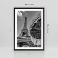 Plakat w ramie 50x70 - Zabawa w Paryżu - czarno białe zdjecie, wieża eiffla - rama czarna