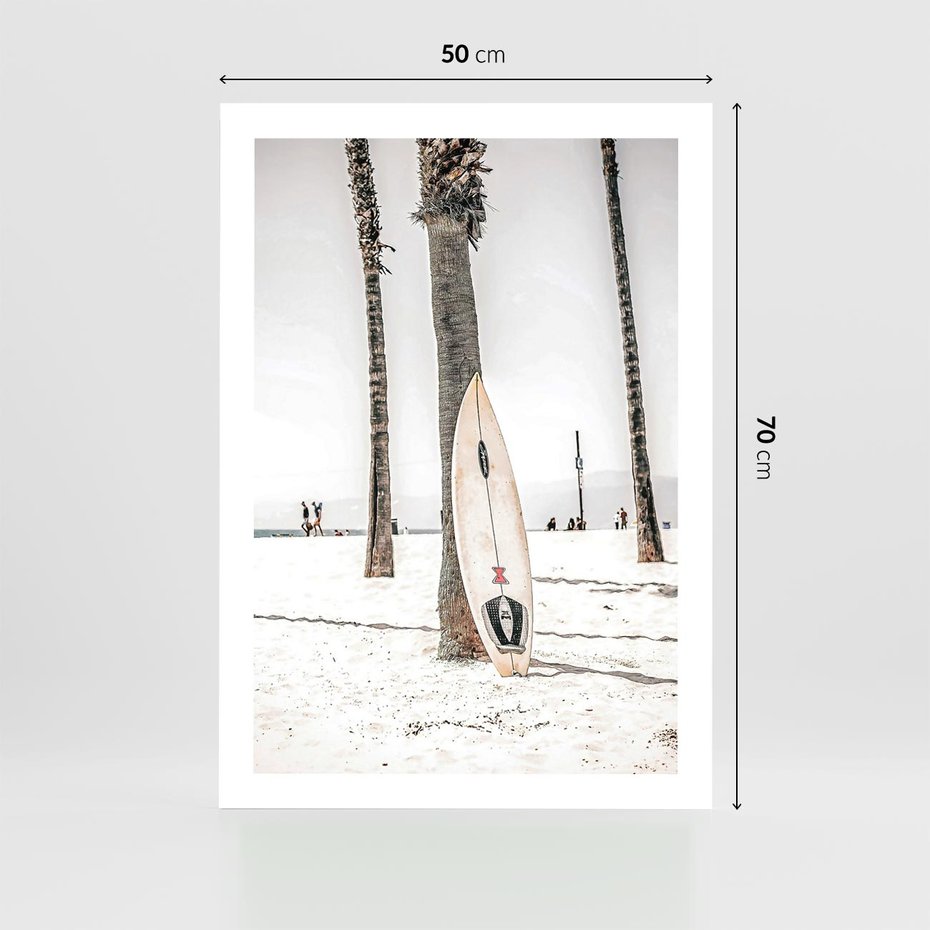 Plakat bez ramy 50x70 - Plażowy Relaks - deska surfingowa, oparta o palmę