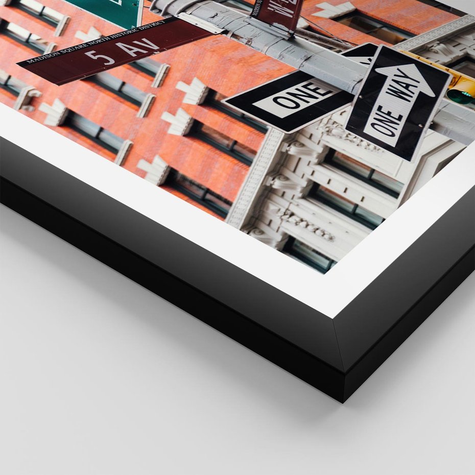 Plakat w ramie 40x50 - Namiastka wielkiego miasta - Nowy Jork, drogowskaz - rama czarna