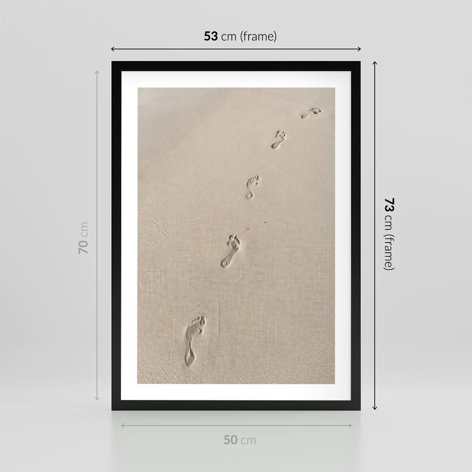 Plakat w ramie 50x70 - Ślady na Złocistym Piasku - piasek, ślady stóp na piasku - rama czarna