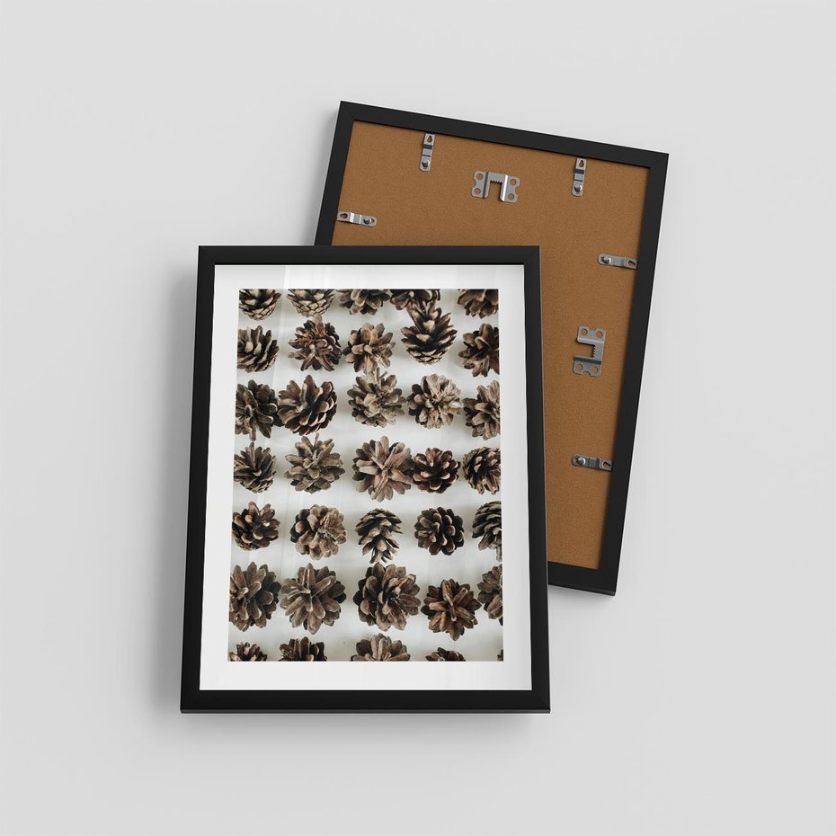Plakat w ramie 30x40 - Jesienna Tekstura - kompozycja z suchych szyszek, jesienne szyszki - rama czarna