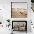 Obraz w ramie 50x50 - Refleksyjny taniec myśli - pustynny krajobraz, odcienie sepii - rama czarna