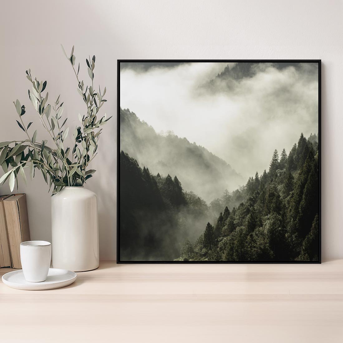 Obraz w ramie 50x50 - Mgliste góry w lesie - góry, las - rama czarna