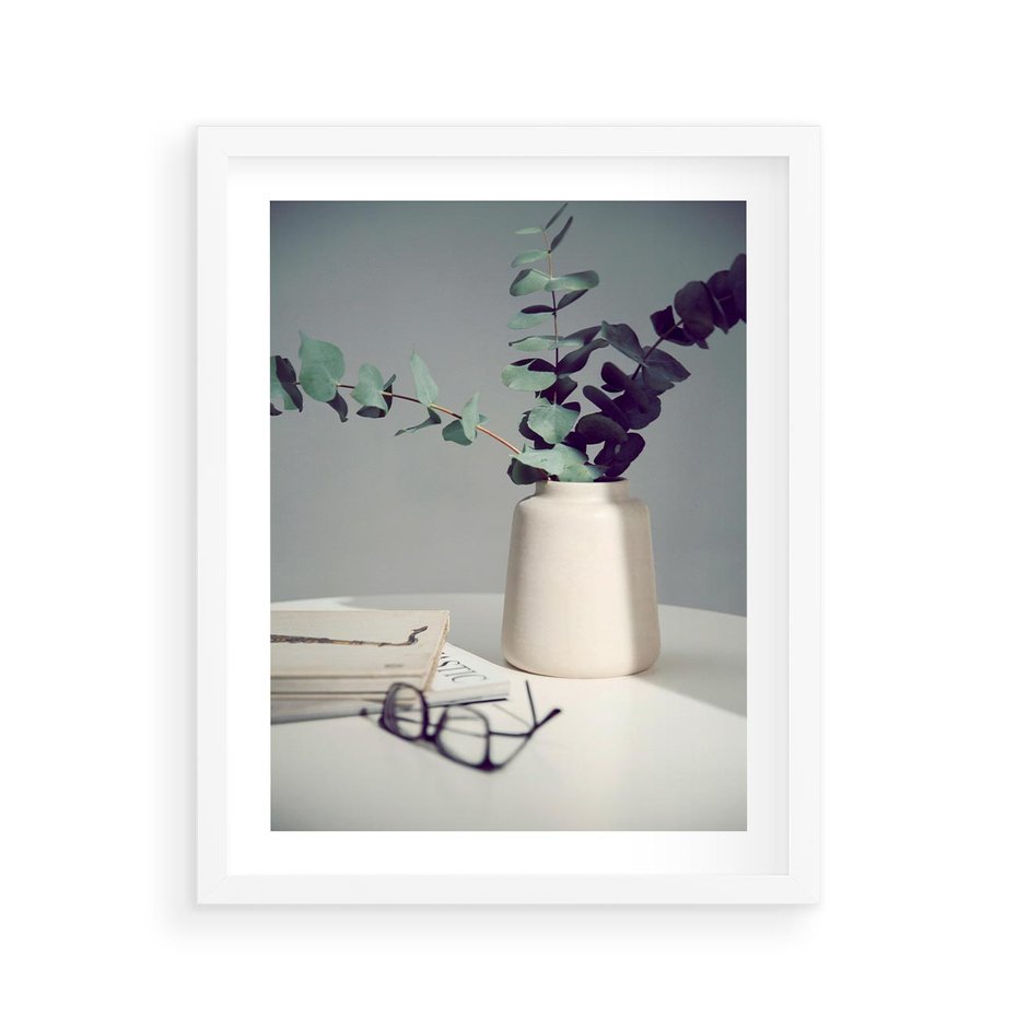 Plakat w ramie 40x50 - Eukaliptusowa Cisza - kompozycja, liście eukaliptusa w wazonie - rama biała