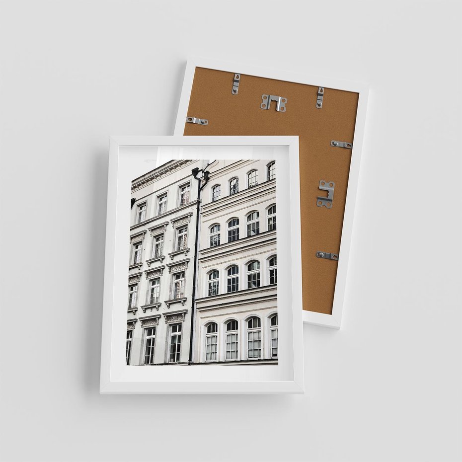 Plakat w ramie 30x40 - Urok Starej Kamienicy - budynki, miasto - rama biała